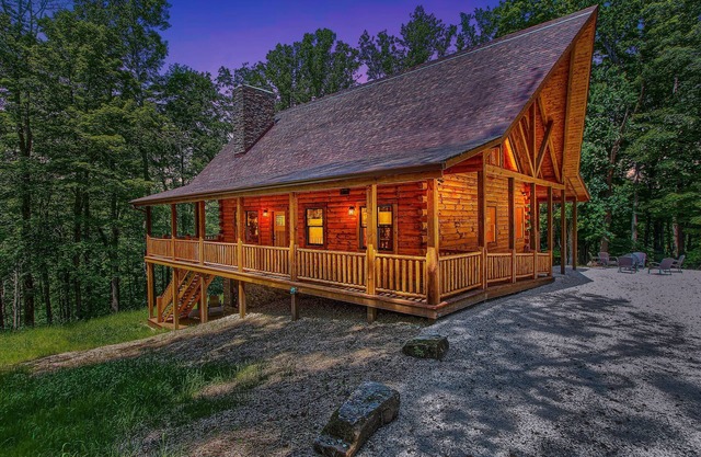 Whispering Trees Lodge , sleeps 10, 4 miles from Old Man's Cave