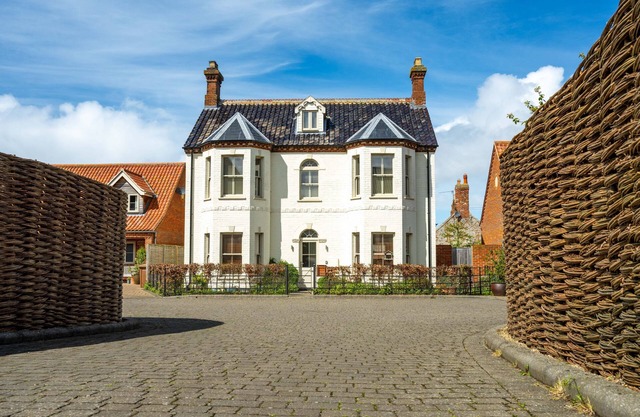 White Horses - a family friendly that sleeps 6 guests in 3 bedrooms