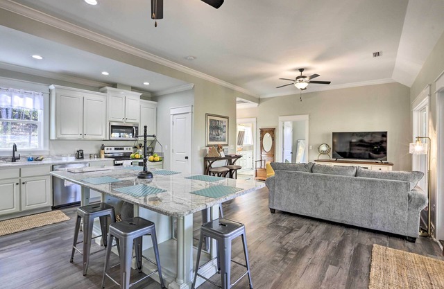 White Oak Creek Home w/Views, Deck & Pool Access!