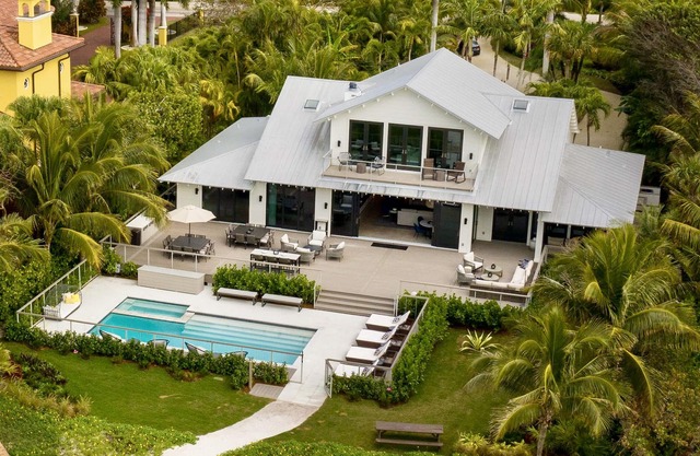 White Orchid - Beachfront - SATURDAY-TO- SATURDAY RENTALS ONLY (Flexible)