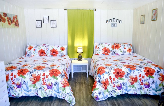 Whitehall Cottages Boutique Motel - 2 Full Beds