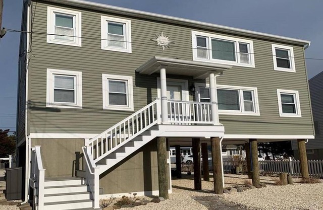 Wi/Fi. O/S Shower. Decks.W/D. Ocean-side. 140106