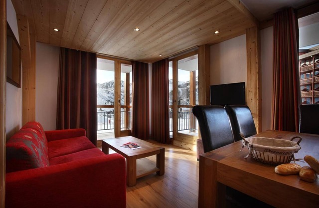 Wifi, 50m from resort center, fitness, swimming pool, sauna, hammam, balcony, parking, tv