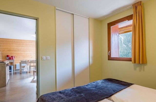 Wifi, 50m from ski lifts, fitness, swimming pool, sauna, hammam, balcony, parking, tv, 50-65m²