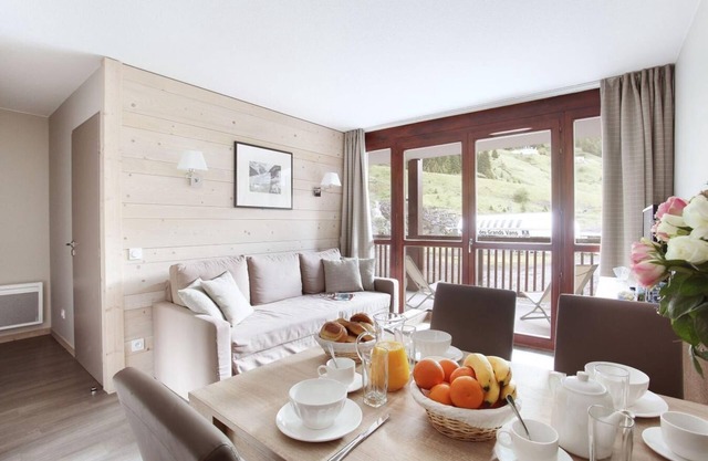 Wifi, ski-in/ski-out & foot of the slopes, fitness, swimming pool, balcony, tv, ski locker, 42m²