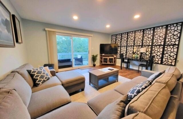 Wifi, Sunrises and sunsets, grill, great location, great views, close to other rentals.