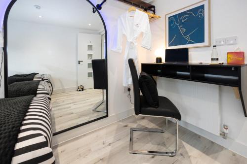 Wigan 4BR Retreat, Full Kitchen & Street Parking