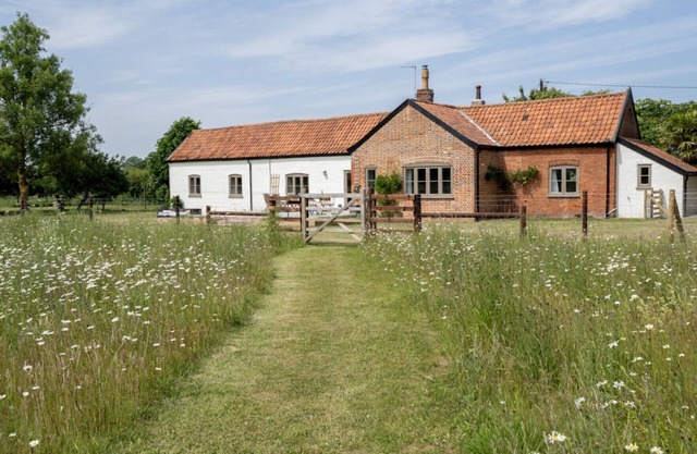 Wild Meadow Cottage - Five Bedroom House, Sleeps 10