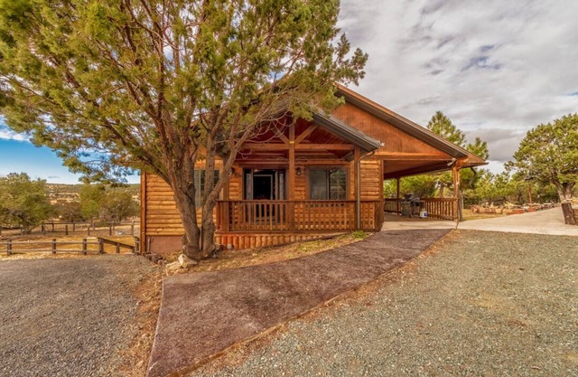 Wild Mustang's open-concept great space w/Hot Tub & Ping Pong