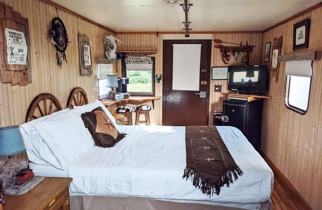 Wild West at Olympic Railway Inn - Pet Friendly