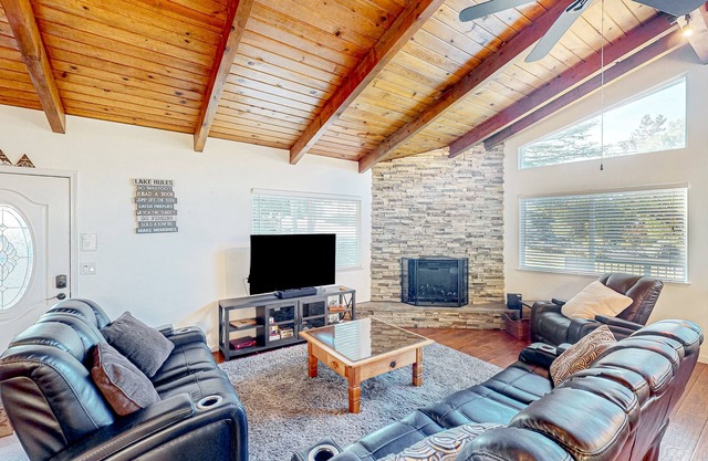 Wilderness retreat with fireplace, pool, tennis court, & on-site golf - dogs ok