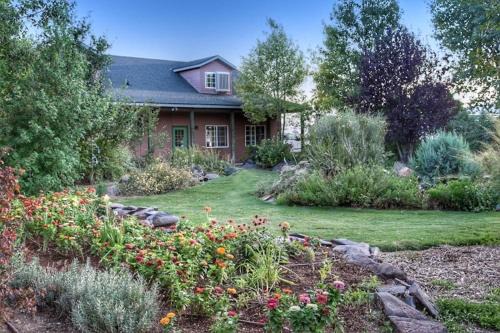 Wildland Gardens Farm House w Private Hot tub