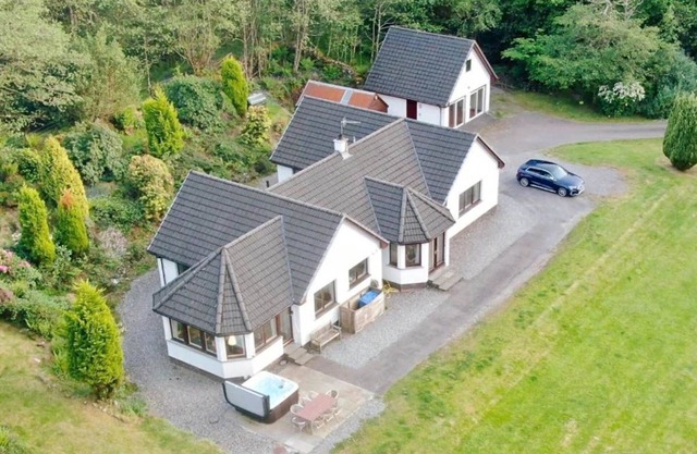 Wildwood Cottage with Hot Tub - sleeps 8 guests in 4 bedrooms