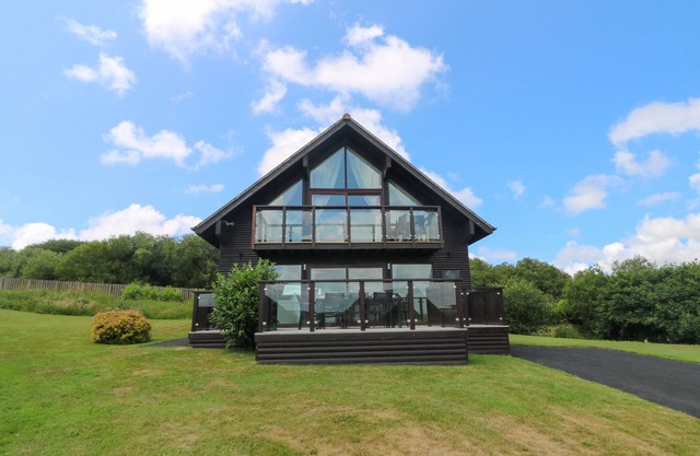 WILLOW, RETALLACK, pet friendly, with pool in St Columb Major