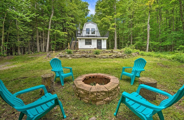 Wilmington Chalet w/Hot Tub < 8 Mi to Mount Snow!