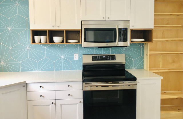 Wind + Tide 70" TV, Two King Suites, Beachfront Complex!