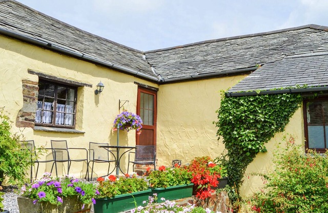 WINDBURY COTTAGE, pet friendly, character holiday cottage in Hartland