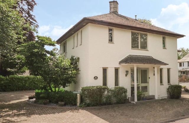 Windermere spacious 4 bed 4 bath house, parking & 5 mins walk to village & Lake