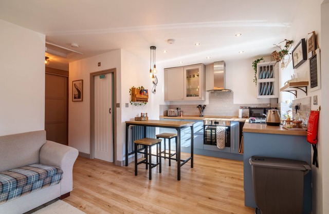 Windermere Cottage - Close to shops, restaurants and transport links.