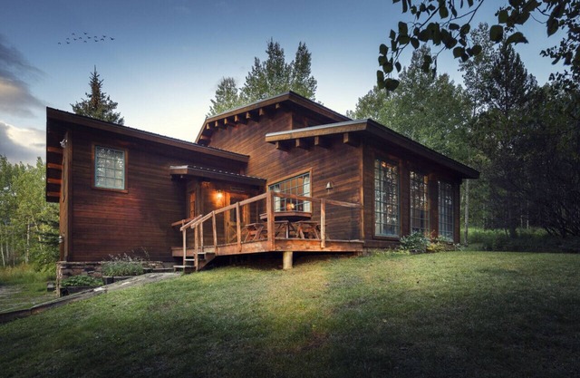 Windigo Lodge with Hot Tub!