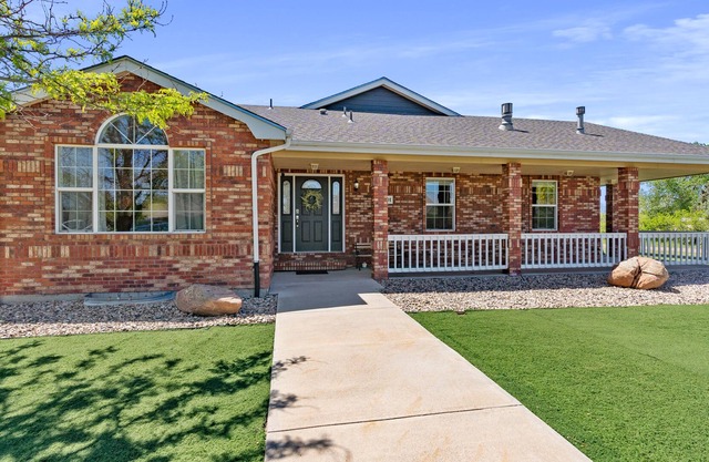 Windsor Dwelling 5 bedroom Cozy Country Living Feel