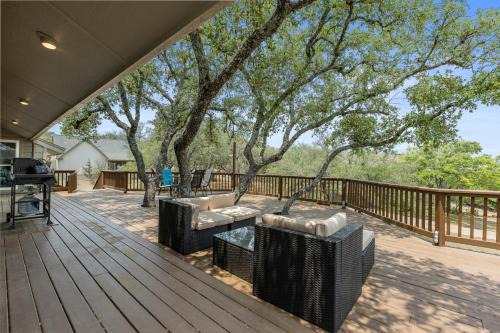 Wine Country Retreat – with a lake view!