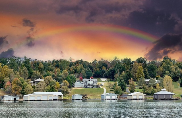 Winslow’s Waterfront 3br 2bath apartment with 2 slip boathouse
