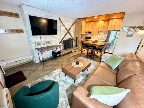 Winter Haus, Winter Park 2 bedrooms corner unit w outdoor patio walking distance to the Center of town