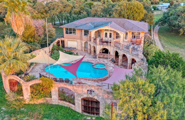 Winter Haven: Cozy Lake Travis Retreat with Hot Tub, Fire Pit & Scenic Views