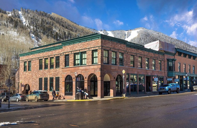 Wintercrown Penthouse- Downtown Luxury with Decks & Views