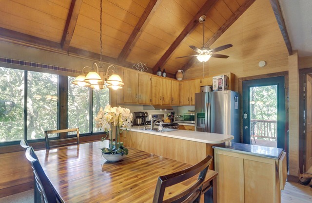 Wintergreen Home w/Hot Tub, Deck & Mountain Views