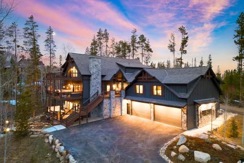 Winterhaven Estate by AvantStay Sleeps 19 Guests Mountain Compound w Views Firepit Hot Tub