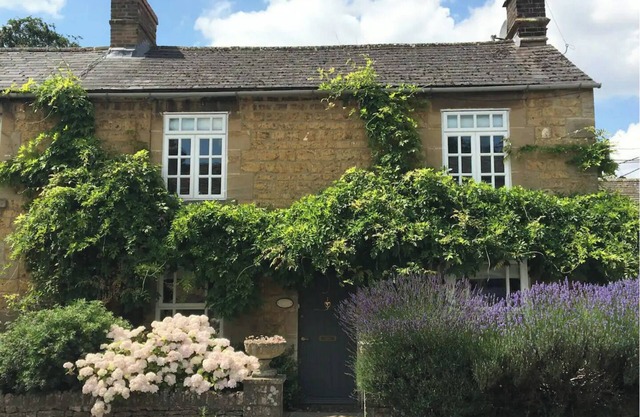 Wisteria Cottage, 5* Location, Parking, Cotswolds