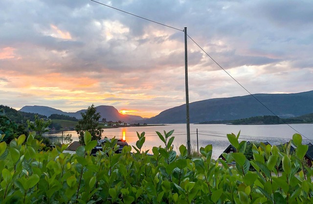 With a magnificent view of the Valsøyfjord, this cozy and family vacation home welcomes you.