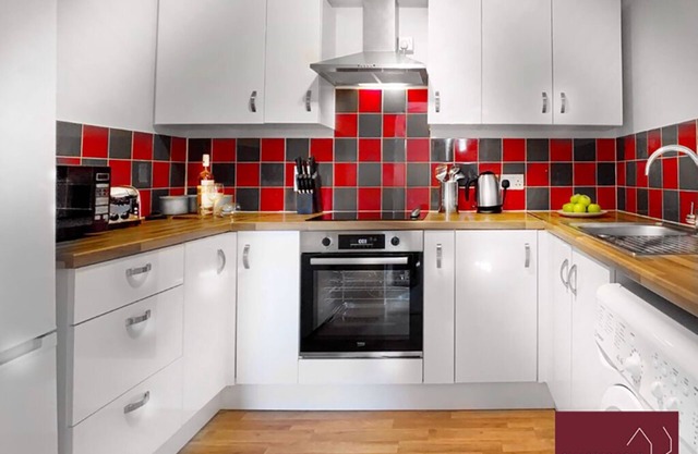 Wokingham - 2 Bedroom House - With Parking