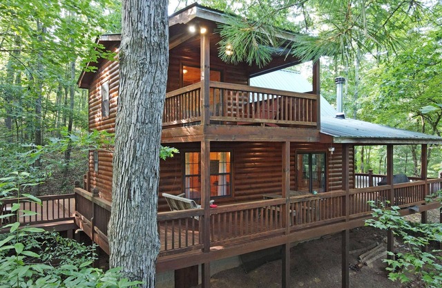 Wolf`s Den Dog-Friendly Family Cabin w/Wood Fireplace, Firepit, Gas Grill, Private Hot Tub