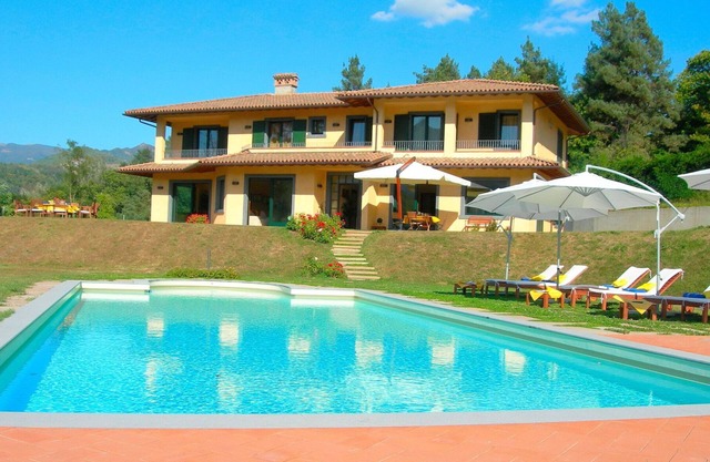 Wonderful private villa for 14 people with WIFI, hot tub, private pool, TV, patio and panoramic .