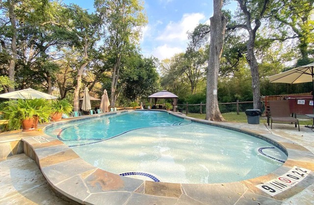 Wondercove, 7 Cozy Cottages, Secluded & Sleeps up to 54, on Lake Dunlap
