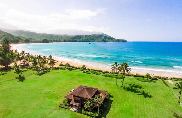 Wonderful 6 Bedroom for 10 Hanalei Home. Beachfront!