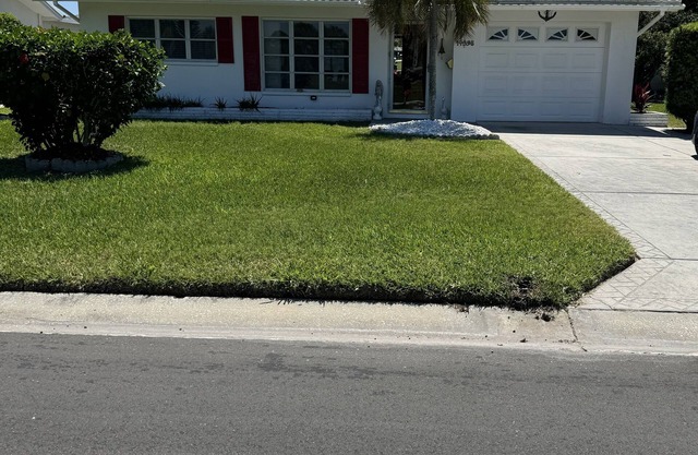 Wonderful Bungalow Across from Baypointe Park