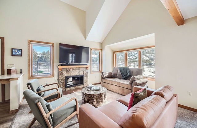 Wonderful Condo, Minutes drive to Arrowhead Resort, Fireplace