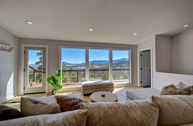 Wonderful Mountain Scenic Views with Freestanding Arcade