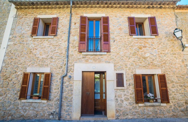 Wonderful private villa for 8 guests with WIFI, A/C, hot tub, TV, patio and parking