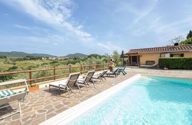 Wonderful private villa with hot tub, WIFI, private pool, TV, pets allowed and panoramic view