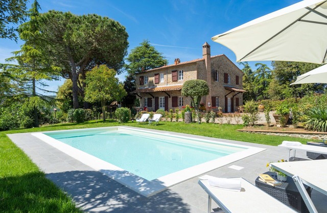 Wonderful private villa with WIFI, A/C, private pool, TV and panoramic view, close to San Gimign.
