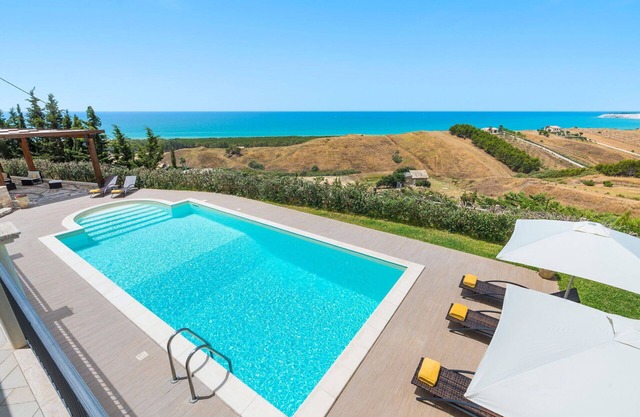 Wonderful private villa for 6 guests with A/C, WIFI, private pool and terrace
