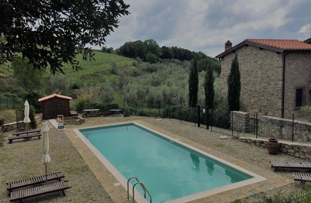 Wonderful private villa with pool, WIFI, A/C, TV, patio and panoramic view, close to Siena