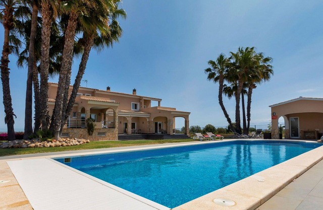 Wonderful private villa for 12 people with WIFI, A/C, private pool, TV, patio and pets allowed