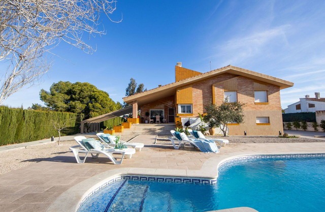 Wonderful private villa with WIFI, A/C, private pool, TV, patio, pets allowed and parking