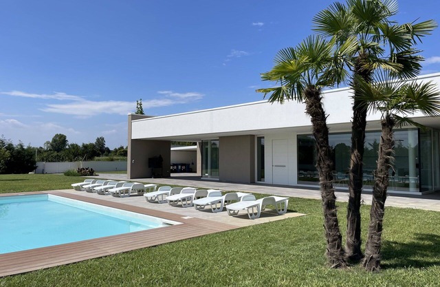 Wonderful private villa for 8 guests with A/C, private pool, WIFI and veranda, close to Padua